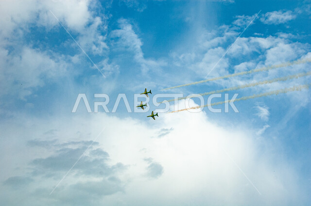 إحياء ذكرى اليوم الوطني السعودي 23 سبتمبر، عرض جوي للاحتفال باليوم الوطني، التعبير عن الحب والولاء للبلاد في الأعياد والمناسبات الوطنية، خطوط من الدخان خلف الطائرات النفاثة المحلقة في سماء المملكة العربية السعودية، خلفية  السماء الزرقاء