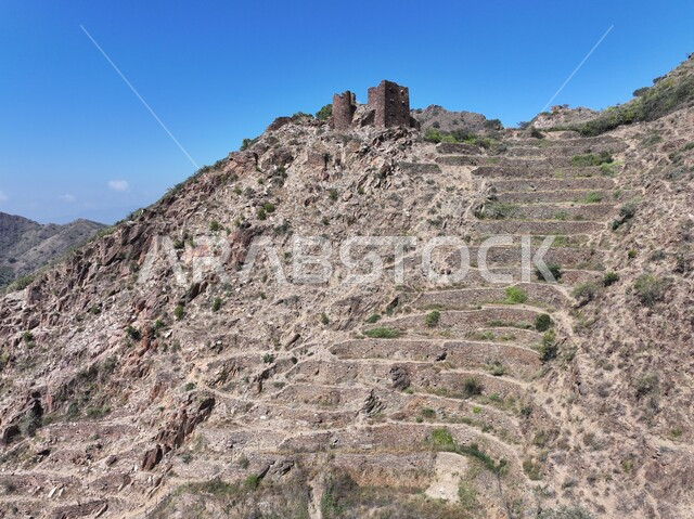 التشكيلات والتكوينات الصخرية في مدينة جازان، قلعة تاريخية اثرية على قمة جبال القهر في النهار, الأماكن والمعالم السياحية المشهورة في المملكة العربية السعودية، المرتفعات و السلاسل الجبلية