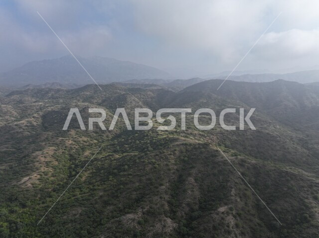 المرتفعات و السلاسل الجبلية، التكوينات والتشكيلات الصخرية في مدينة جازان، النباتات الخضراء المزروعة على الجبال, المناظر الطبيعية المتميزة، الأماكن والمعالم السياحية المشهورة في المملكة العربية السعودية، منظر الأجواء الضبابية في منطقة فيفاء