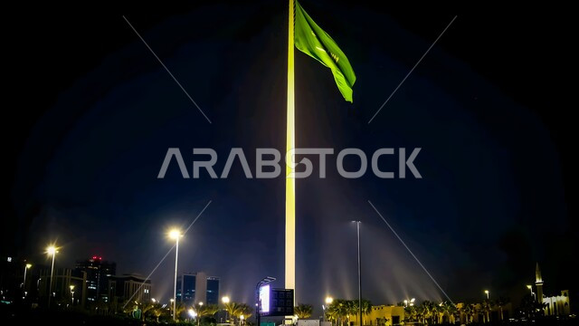 الاحتفال بالمناسبات والاعياد الوطنية، ذكرى العيد الوطني 23 سبتمبر، يوم العلم 11 مارس، علم المملكة العربية السعودية يرفرف في السماء في الليل، راية التوحيد والإسلام وشعار الهوية الوطنية، مفهوم حب الوطن والانتماء اليه