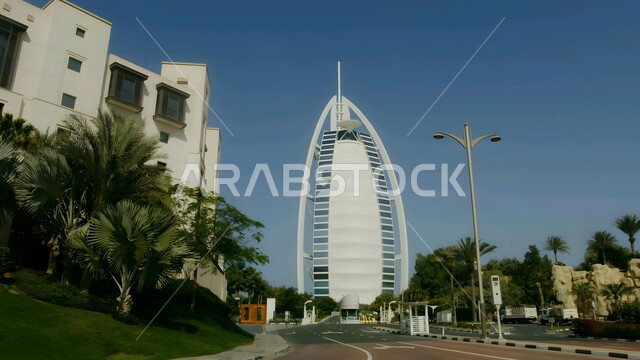 الأماكن السياحية الساحلية المشهورة في الإمارات العربية المتحدة, الفن الهندسي المعماري لبناء الأبراج وناطحات السحاب, برج العرب المطل على البحر في مدينة دبي, المباني والمنشآت الشاهقة, جذب واستقطاب السياح من أنحاء العالم
