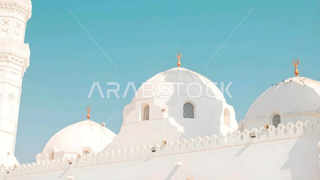 مفهوم العبادة والتقرب الى الله، صورة مقربة لقبب مسجد قباء في المدينة المنورة، الفن الهندسي المعماري على الطراز الاسلامي لبناء المساجد، دعوة ونداء المسلمين الى الصلاة في المملكة العربية السعودية، معالم إسلامية مشهورة