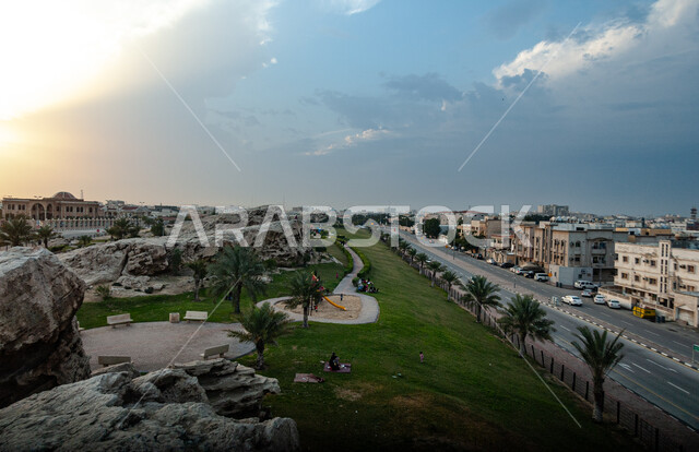 حركة مرور السيارات في الشوارع والطرقات، جبل المريكبات في مدينة الدمام, التكوينات والتشكيلات الصخرية في القمم والمرتفعات, المعالم السياحية الطبيعية المشهورة في المملكة العربية السعودية، أماكن لجذب واستقطاب السياح من أنحاء العالم, نمو النباتات في المناطق الجبلية