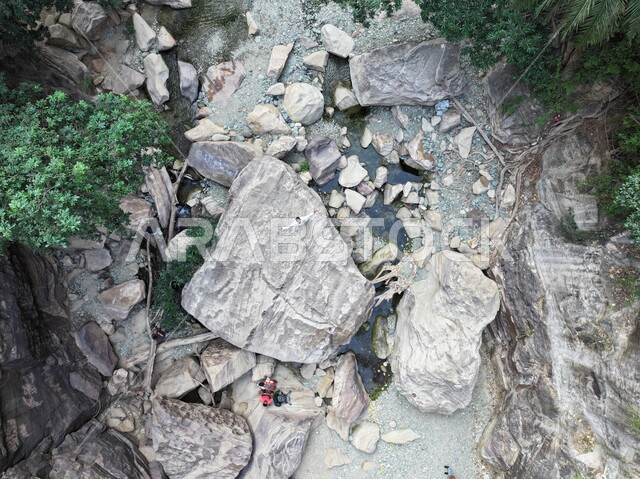 المرتفعات و السلاسل الجبلية، التكوينات والتشكيلات الصخرية في مدينة جازان، النباتات الخضراء المزروعة على جبال القهر, المناظر الطبيعية المتميزة، الأماكن والمعالم السياحية المشهورة في المملكة العربية السعودية