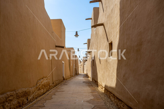 الأزقة والشوارع السكنية الضيقة، المعالم الأثرية التاريخية القديمة، الأماكن التراثية السياحية والعريقة في المملكة العربية، الفن الهندسي المعماري القديم للبيوت الطينية في حي الطريف في الدرعية