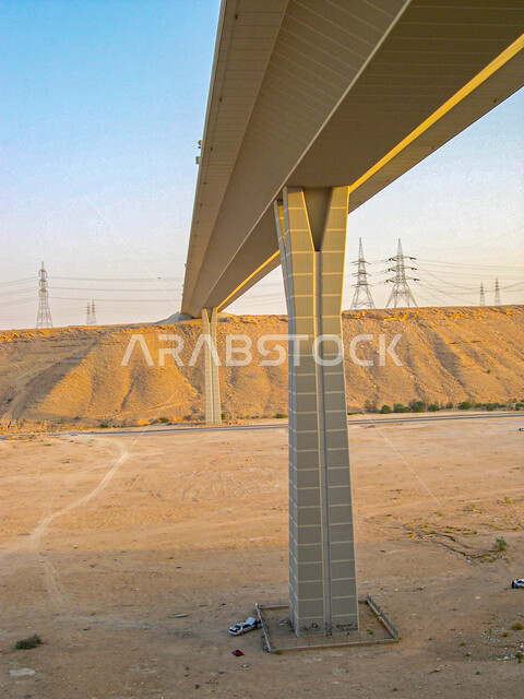 الفن الهندسي المعماري المتطور للبنية التحتية في العاصمة، الجسر المعلق المدعم بالكوابل المطل على وادي لبن في مدينة الرياض في النهار، المعالم السياحية المشهورة في المملكة العربية السعودية