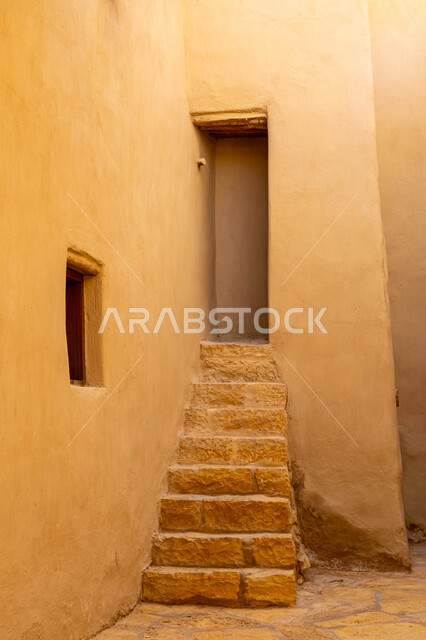 الفن الهندسي المعماري القديم في الدرعية القديمة في مدينة الرياض في المملكة العربية السعودية، صورة من الداخل للمباني الأثرية والبيوت الطينية في حي الطريف، معالم أثرية تاريخية شعبية قديمة، أماكن تراثية لجذب واستقطاب السياح والزوار
