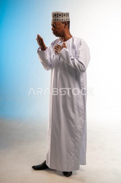 الكحة والتهاب الحلق والحاجة للعلاج، إيماءات الإرهاق والتعب الشديد، الإصابة بالأنفلونزا ونزلات البرد، بورتريه لرجل عربي خليجي عماني يرتدي الدشداشة والكمة يضع يده أمام فمه ويقوم بالسعال, صورة الجسم بالطول الكامل، خلفية ملونة