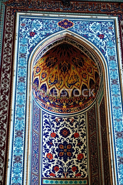 الديكور الداخلي للمساجد على الطراز العربي الإسلامي، النقوش والزخارف الإسلامية, صورة مقربة لمحراب بنقوش وتصاميم تقليدية داخل مسجد في المملكة العربية السعودية