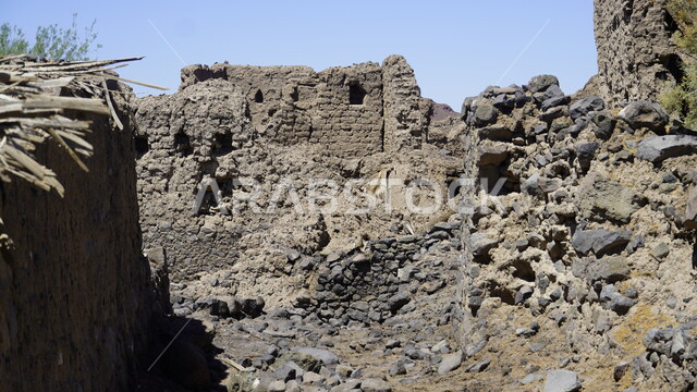 القلعة التراثية المشيدة من الحجارة، الفن الهندسي المعماري على الطراز القديم، مبنى حجري أثري، المعالم السياحية المشهورة في المملكة العربية السعودية، الطبيعة الصخرية في مطل الروان، حصن خيبر في المدينة المنورة، القمم والمرتفعات الجبلية