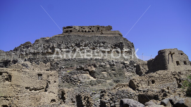 القلعة التراثية المشيدة من الحجارة، الفن الهندسي المعماري على الطراز القديم، حصن خيبر في المدينة المنورة، مبنى حجري أثري، المعالم السياحية المشهورة في المملكة العربية السعودية، الطبيعة الصخرية في مطل الروان، القمم والمرتفعات الجبلية