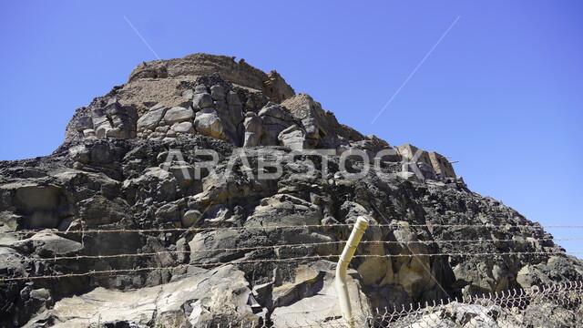 القلعة التراثية المشيدة من الحجارة، الفن الهندسي المعماري على الطراز القديم، مبنى حجري أثري، المعالم السياحية المشهورة في المملكة العربية السعودية، الطبيعة الصخرية في مطل الروان، حصن خيبر في المدينة المنورة، القمم والمرتفعات الجبلية