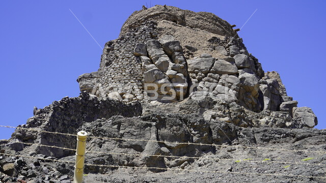 الفن الهندسي المعماري على الطراز القديم، حصن خيبر في المدينة المنورة، القلعة التراثية المشيدة من الحجارة، مبنى حجري أثري، المعالم السياحية المشهورة في المملكة العربية السعودية، الطبيعة الصخرية في مطل الروان، القمم والمرتفعات الجبلية