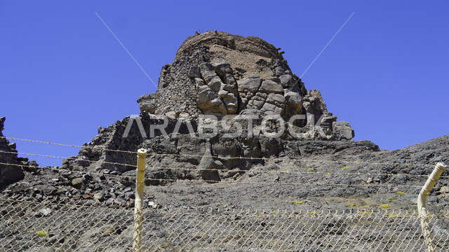 القلعة التراثية المشيدة من الحجارة، الفن الهندسي المعماري على الطراز القديم، حصن خيبر في المدينة المنورة، مبنى حجري أثري، المعالم السياحية المشهورة في المملكة العربية السعودية، الطبيعة الصخرية في مطل الروان، القمم والمرتفعات الجبلية