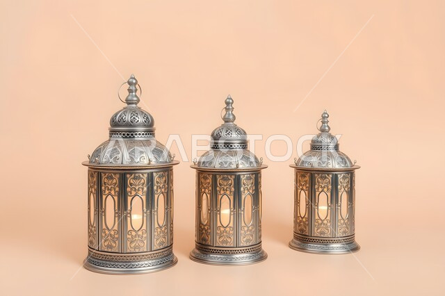 أنوار ومصابيح في الأجواء الرمضانية الروحانية، فانوس عربي معدني مزخرف، فوانيس وتحف اسلامية تقليدية للاحتفال بقدوم شهر الخير، إضاءة وزينة شهر رمضان المبارك، خلفية بيج
