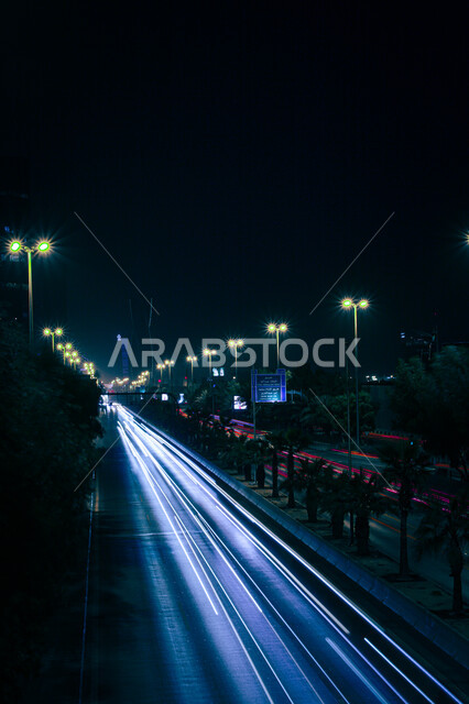 حركة مرور السيارات السريعة في المملكة العربية السعودية في الليل، الفن الهندسي المعماري للطرق والشوارع المعبدة في مدينة الرياض، الأضواء والإنارة الطرقية في طريق الملك فهد، الاهتمام بزراعة اأشجار النخيل في العاصمة