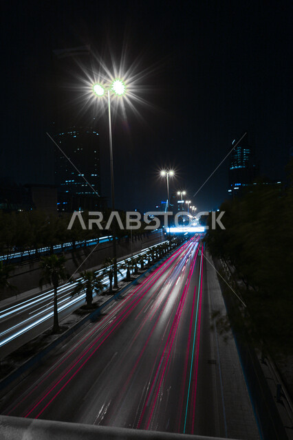 الفن الهندسي المعماري للطرق والشوارع المعبدة في مدينة الرياض، حركة مرور السيارات السريعة في المملكة العربية السعودية في الليل، الأضواء والإنارة الطرقية في طريق الملك فهد، الاهتمام بزراعة اأشجار النخيل في العاصمة