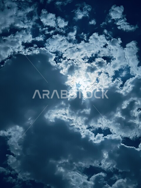 المناظر الطبيعية المتميزة، منظر السماء المليئة بالغيوم، تغطية السحب البيضاء للشمس في سماء المملكة العربية السعودية، خلفية الطبيعة