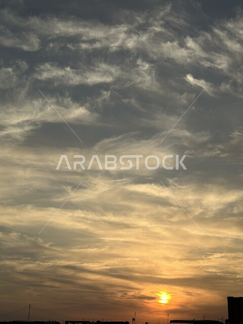 منظر السماء المليئة بالغيوم في وقت غروب الشمس، المناظر الطبيعية المتميزة، تجمع السحب البيضاء في سماء المملكة العربية السعودية، خلفية الطبيعة