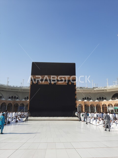 أداء مناسك الحج والعمرة، أماكن ومعالم دينية إسلامية مقدسة في المملكة العربية السعودية، الكعبة المشرفة في الحرم المكي الشريف في مكة المكرمة، الحجاج والمعتمرين في بيت الله الحرام، العبادة والتقرب إلى الله تعالى، قبلة الإسلام والمسلمين