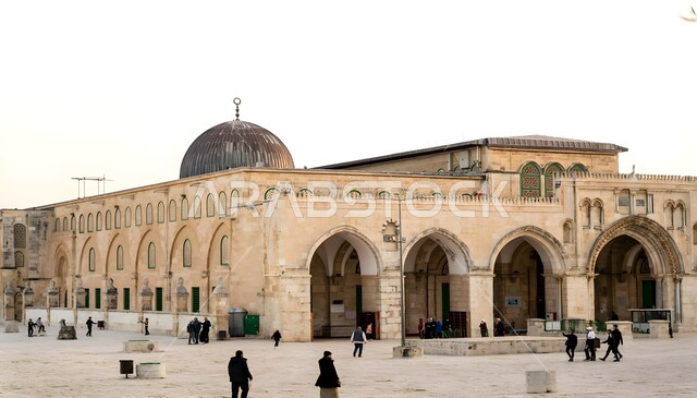 معلم إسلامي ديني مقدس، الفن الهندسي المعماري للساحة الخارجية في المسجد الأقصى المبارك في فلسطين، مفهوم العبادة والتقرب إلى الله تعالى، تجمع المسلمين من أنحاء العالم، أداء الفرائض والصلوات على وقتها