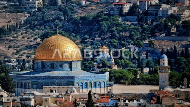 أداء الفرائض والصلوات على وقتها، المسجد الأقصى المبارك وقبة الصخرة في فلسطين، مفهوم العبادة والتقرب إلى الله تعالى، معلم إسلامي ديني مقدس، تجمع المسلمين من أنحاء العالم