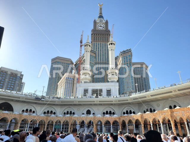 مقصد ومكان لأداء العبادة والتقرب الى الله تعالى، الحجاج والمعتمرين في ساحة الحرم المكي، معلم مشهور في المملكة العربية السعودية، الفن الهندسي المعماري لبناء الابراج وناطحات السحاب، مبنى برج الساعة الملكي في مكة المكرمة
