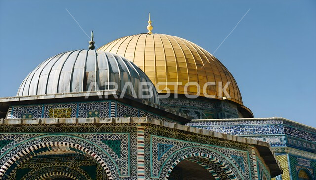 تجمع المسلمين من أنحاء العالم، أداء الفرائض والصلوات على وقتها، صورة مقربة لقبة الصخرة في المسجد الأقصى في فلسطين، مفهوم العبادة والتقرب إلى الله تعالى، معلم إسلامي ديني مقدس