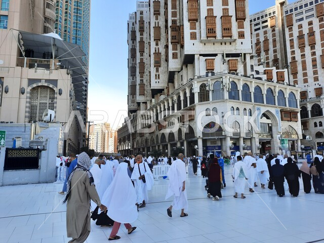 الفن الهندسي المعماري لبناء الابراج وناطحات السحاب في مكة المكرمة، اماكن ومقاصد لأداء العبادات والتقرب الى الله تعالى، الحجاج والمعتمرين في ساحة الحرم المكي، معالم دينية اسلامية مقدسة في المملكة العربية السعودية