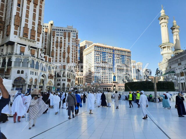 Places and destinations for performing acts of worship and drawing closer to God Almighty, pilgrims and Umrah performers in the courtyard of the Grand Mosque, sacred Islamic religious landmarks in the Kingdom of Saudi Arabia, the architectural engineering art of building towers and skyscrapers in Mecca