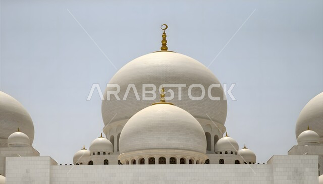التصميم المتميز للقبب والمآذن, معلم ديني إسلامي مشهور في الإمارات العربية المتحدة, صورة مقربة لمسجد الشيخ زايد بن سلطان في مدينة أبو ظبي, الفن الهندسي المعماري لبناء المساجد على الطراز العربي الإسلامي