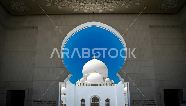 مسجد الشيخ زايد بن سلطان في مدينة أبو ظبي, معلم ديني إسلامي مشهور في الإمارات العربية المتحدة, التصميم المتميز للقبب والمآذن, الفن الهندسي المعماري لبناء المساجد على الطراز العربي الإسلامي