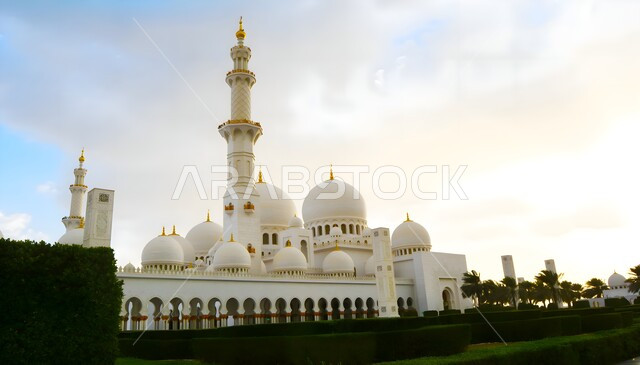 الاهتمام بزراعة النباتات الخضراء، التصميم المتميز للقبب والمآذن، الفن الهندسي المعماري لبناء المساجد على الطراز العربي الإسلامي، مسجد الشيخ زايد بن سلطان في مدينة أبو ظبي, معلم ديني إسلامي مشهور في الإمارات العربية المتحدة