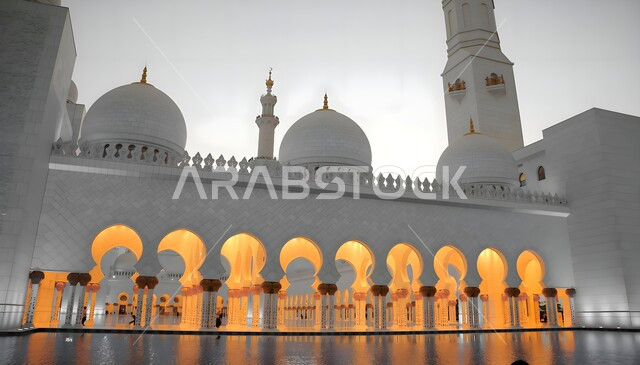 التصميم المتميز للقبب والمآذن، الفن الهندسي المعماري لبناء المساجد على الطراز العربي الإسلامي، الساحة الخارجية في مسجد الشيخ زايد بن سلطان في مدينة أبو ظبي, معلم ديني إسلامي مشهور في الإمارات العربية المتحدة