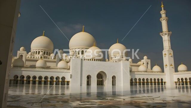 التصميم المتميز للقبب والمآذن، معلم ديني إسلامي مشهور في الإمارات العربية المتحدة، الساحة الخارجية في مسجد الشيخ زايد بن سلطان في مدينة أبو ظبي, الفن الهندسي المعماري لبناء المساجد على الطراز العربي الإسلامي