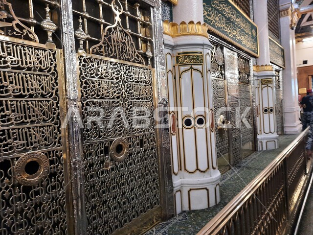 المسجد النبوي الشريف في المدينة المنورة، الواجهة النبوية الشريفة لقبر رسول الله صلى الله عليه وسلم, زيارة الروضة المشرفة, أماكن ومعالم دينية إسلامية مقدسة في المملكة العربية السعودية, العبادة والتقرب إلى الله