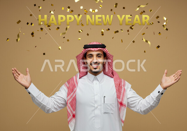 البهجة بقدوم العام الجديد, الاحتفال بعيد رأس السنة الميلادية 2025, عبارة سنة جديدة سعيدة باللغة الإنجليزية باللون الذهبي, بورتريه مقرب لرجل عربي خليجي سعودي مبتسم يرتدي الثوب التقليدي والشماغ يرفع يديه للأعلى بإيماءات السعادة والسرور, خلفية بيج