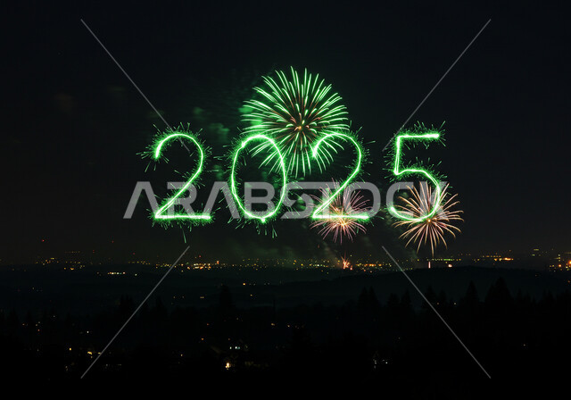 انطلاق المفرقعات والألعاب النارية في سماء السعودية ليلا, الاحتفال بعيد رأس السنة الميلادية 2025, الفعاليات الاحتفالية الترفيهية بالأعياد والمناسبات, الاستعداد لقدوم العام الجديد, أجواء الاحتفالات السنوية في المملكة