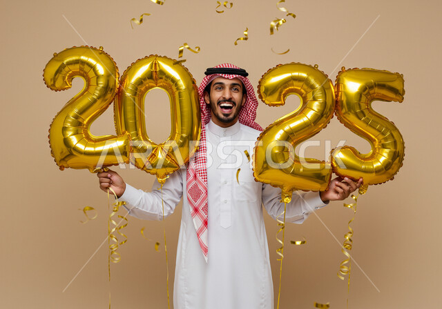 الاحتفال بعيد رأس السنة الميلادية 2025, الاستعداد لاستقبال العام الجديد, إيماءات السعادة والسرور, التفاؤل والترحيب بالسنة الجديدة, بورتريه لرجل عربي خليجي سعودي مبتسم يرتدي الثوب التقليدي والشماغ يحمل بيديه بالونات ذهبية كبيرة, خلفية بيج