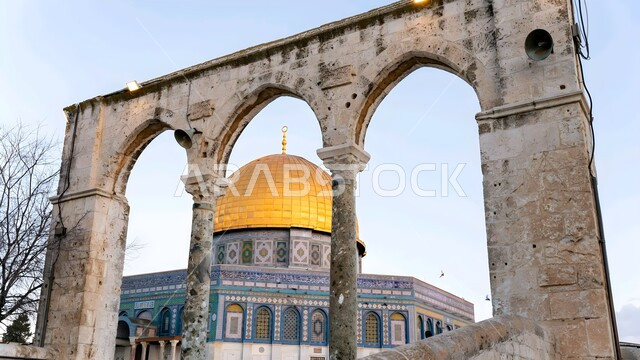 المسجد الأقصى المبارك وقبة الصخرة في فلسطين، مفهوم العبادة والتقرب إلى الله تعالى، أداء الفرائض والصلوات على وقتها، معلم إسلامي ديني مقدس، تجمع المسلمين من أنحاء العالم