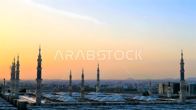 قبب ومآذن المسجد النبوي الشريف في المدينة المنورة, المعالم والأماكن الدينية الإسلامية المقدسة في المملكة العربية السعودية, العبادة والتقرب إلى الله تعالى, الفن الهندسي المعماري على الطراز العربي الإسلامي