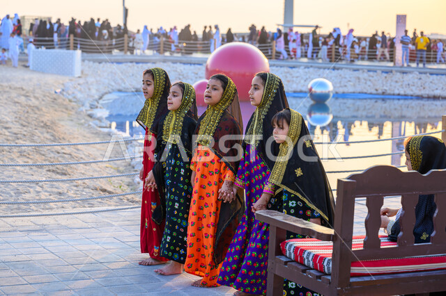 اليوم الوطني لدولة قطر 18 ديسمبر, الفخر والاعتزاز بالهوية القطرية, مفهوم الحب والانتماء للبلاد, مجموعة فتيات عربيات خليجيات قطريات ترتدين أزياء شعبية تحتفلن في إحدى فعاليات الدوحة, الاحتفال بالأعياد والمناسبات الوطنية