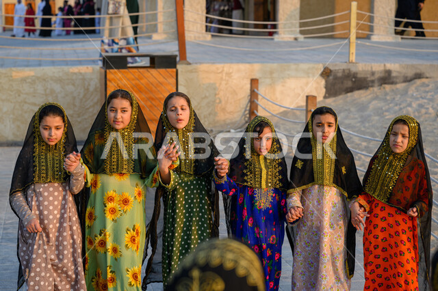 الاحتفال بالأعياد والمناسبات الوطنية, اليوم الوطني لدولة قطر 18 ديسمبر, الفخر والاعتزاز بالهوية القطرية, مفهوم الحب والانتماء للبلاد, مجموعة فتيات عربيات خليجيات قطريات ترتدين أزياء شعبية تحتفلن في إحدى فعاليات الدوحة