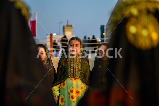 الفخر والاعتزاز بالهوية القطرية, مفهوم الحب والانتماء للبلاد, مجموعة فتيات عربيات خليجيات قطريات ترتدين أزياء شعبية تحتفلن في إحدى فعاليات الدوحة, الاحتفال بالأعياد والمناسبات الوطنية, اليوم الوطني لدولة قطر 18 ديسمبر