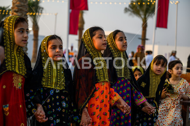 اليوم الوطني لدولة قطر 18 ديسمبر, الفخر والاعتزاز بالهوية القطرية, مفهوم الحب والانتماء للبلاد, مجموعة فتيات عربيات خليجيات قطريات ترتدين أزياء شعبية تحتفلن في إحدى فعاليات الدوحة, الاحتفال بالأعياد والمناسبات الوطنية