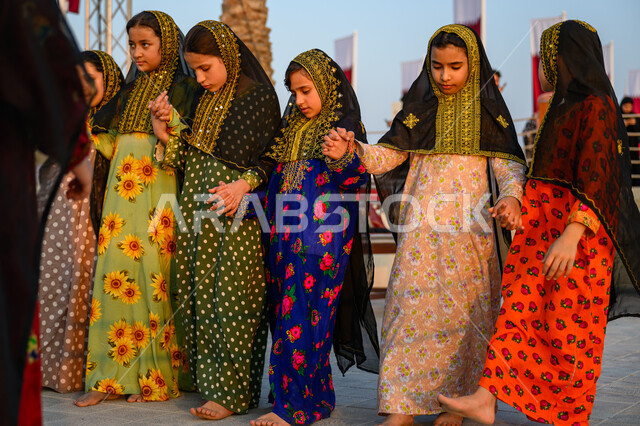 الاحتفال بالأعياد والمناسبات الوطنية, اليوم الوطني لدولة قطر 18 ديسمبر, الفخر والاعتزاز بالهوية القطرية, مفهوم الحب والانتماء للبلاد, مجموعة فتيات عربيات خليجيات قطريات ترتدين أزياء شعبية تحتفلن في إحدى فعاليات الدوحة