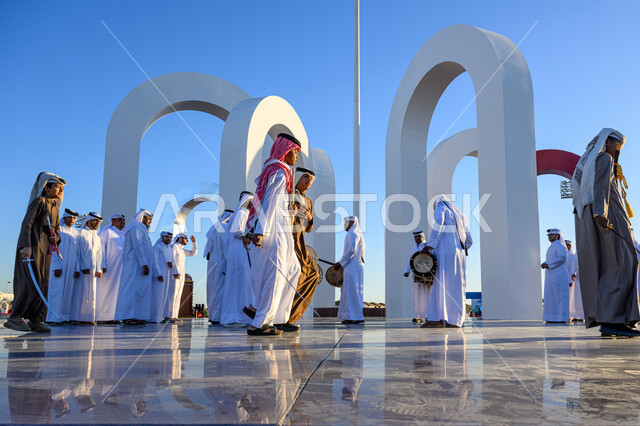 فلكلور تراثي شعبي, مفهوم الحب والانتماء للبلاد, رجال عرب خليجيون قطريون يرتدون الثوب التقليدي يحتفلون في إحدى فعاليات الدوحة, الأعياد والمناسبات الوطنية, عرضة قطرية للاحتفال باليوم الوطني لدولة قطر 18 ديسمبر