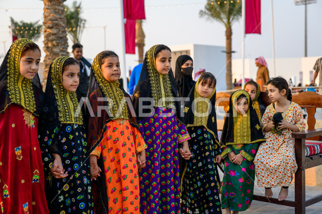 الاحتفال بالأعياد والمناسبات الوطنية, اليوم الوطني لدولة قطر 18 ديسمبر, الفخر والاعتزاز بالهوية القطرية, مفهوم الحب والانتماء للبلاد, مجموعة فتيات عربيات خليجيات قطريات ترتدين أزياء شعبية تحتفلن في إحدى فعاليات الدوحة