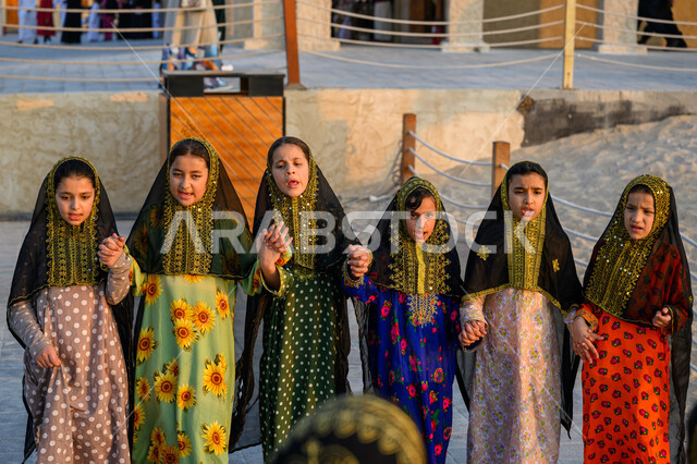 الفخر والاعتزاز بالهوية القطرية, مفهوم الحب والانتماء للبلاد, مجموعة فتيات عربيات خليجيات قطريات ترتدين أزياء شعبية تحتفلن في إحدى فعاليات الدوحة, الاحتفال بالأعياد والمناسبات الوطنية, اليوم الوطني لدولة قطر 18 ديسمبر