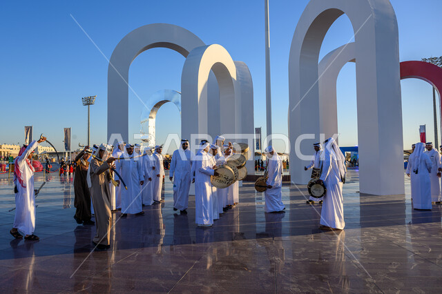 عرضة قطرية للاحتفال باليوم الوطني لدولة قطر 18 ديسمبر, فلكلور تراثي شعبي, مفهوم الحب والانتماء للبلاد, رجال عرب خليجيون قطريون يرتدون الثوب التقليدي يحتفلون في إحدى فعاليات الدوحة, الأعياد والمناسبات الوطنية
